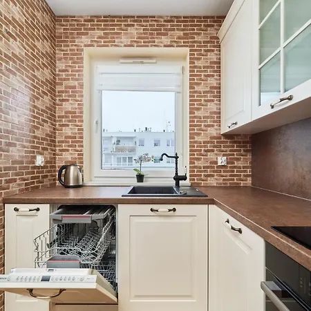 Rozy Wiatrow With Underground Garage By Renters Breslau