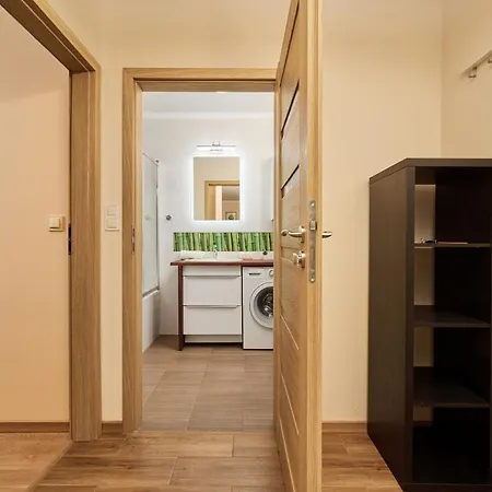 Rozy Wiatrow With Underground Garage By Renters Wrocław